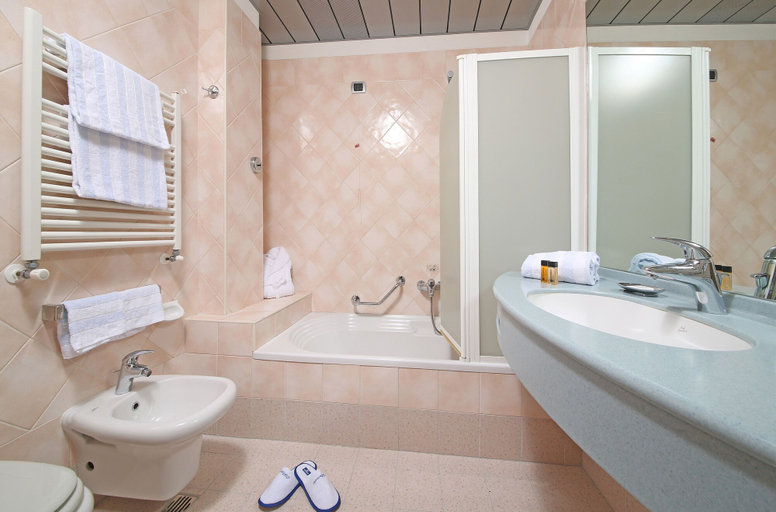 Bathroom 5, Hotel Sportsman, Verona