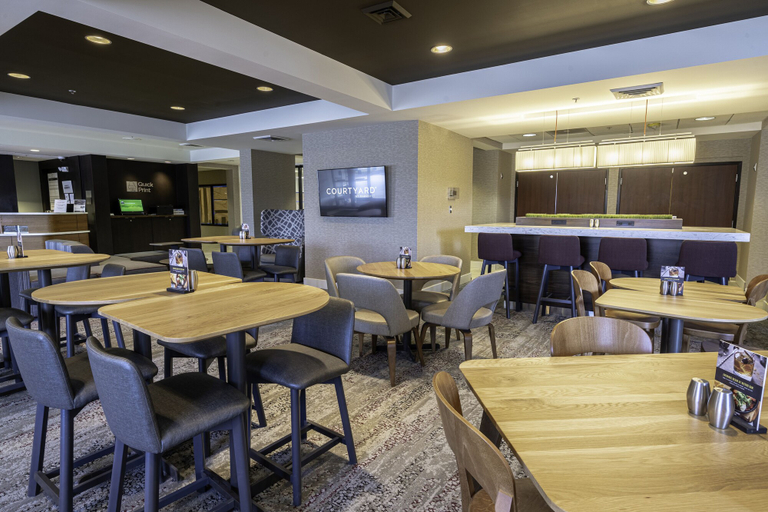 Food & Drinks 5, Courtyard by Marriott Cleveland Willoughby, Lake