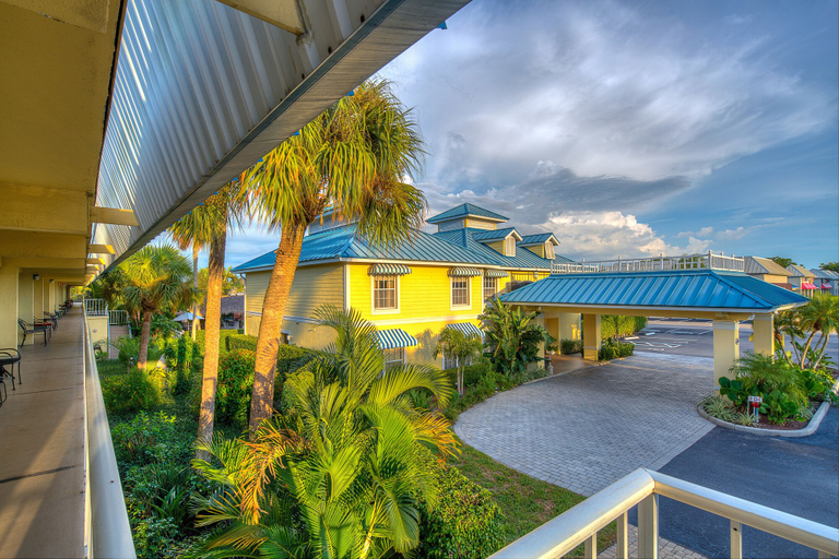 Exterior & Views 2, Naples Garden Inn, Collier