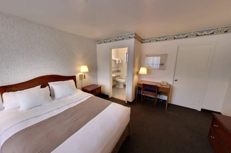 Bedroom 3, Monterey Fairgrounds Inn, Monterey