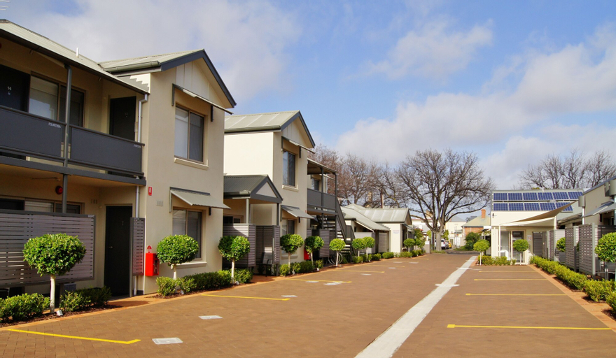 Exterior & Views 30