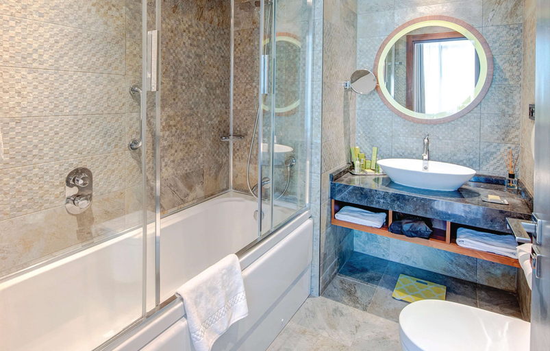 Bathroom 5, DoubleTree by Hilton Hotel Istanbul - Piyalepasa, Beyoğlu