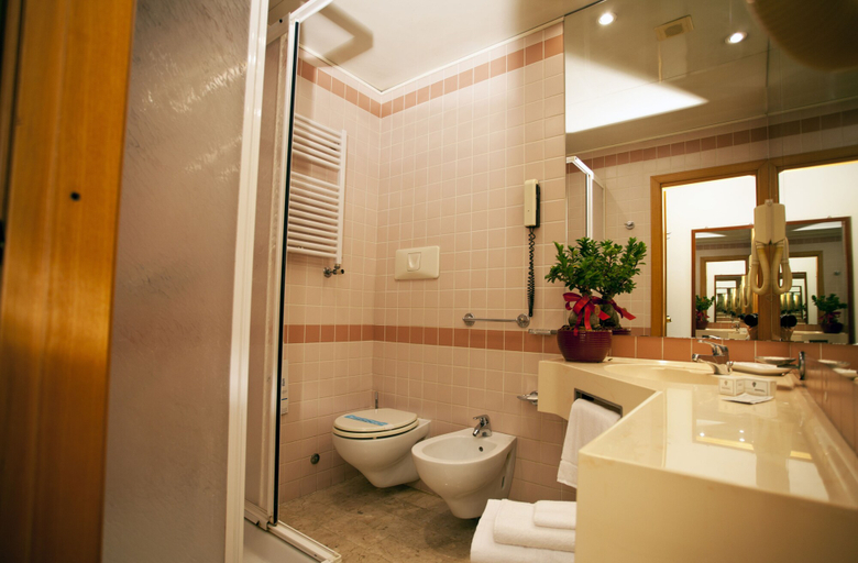 Bathroom 4, Augustus, Napoli