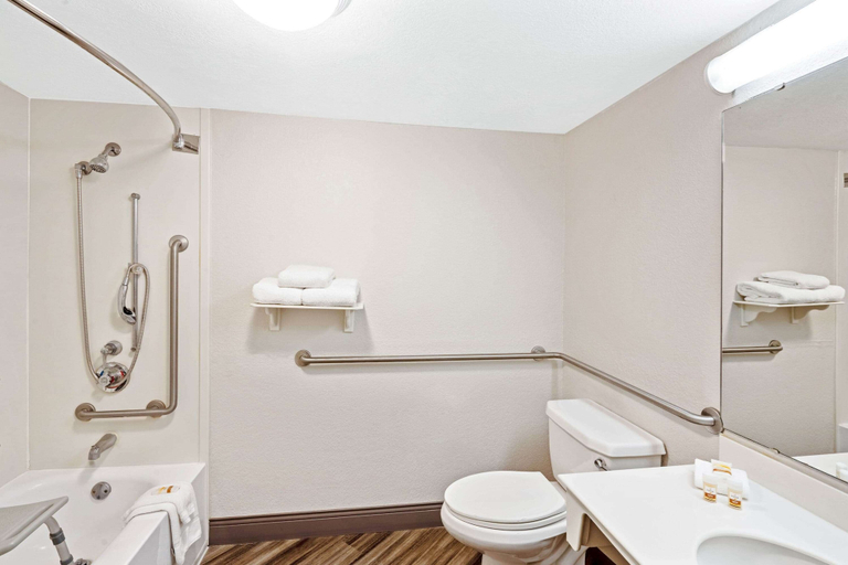 Bathroom 4, La Quinta Inn & Suites by Wyndham Houston West Park 10, Houston