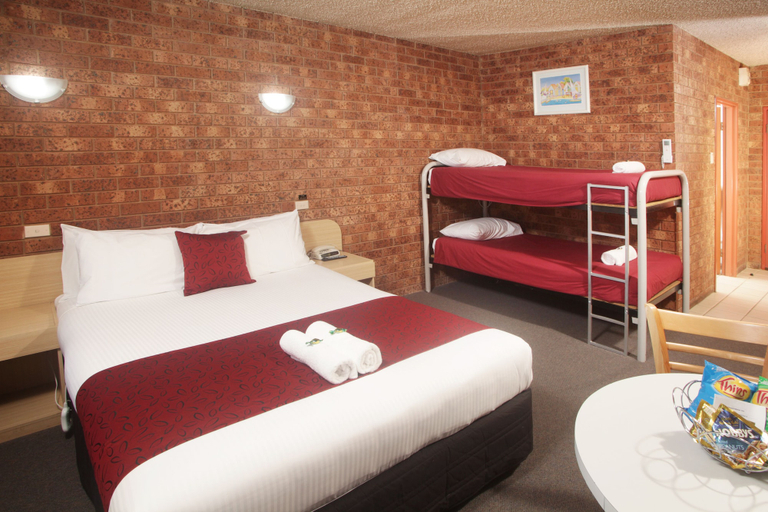 Bedroom 3, Courtyard Motor Inn, Shepparton