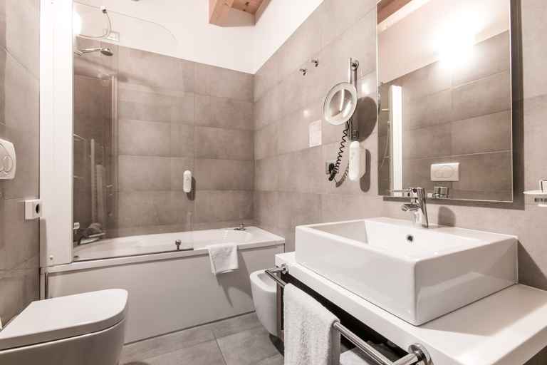 Bathroom 4, Hotel Opera', Verona