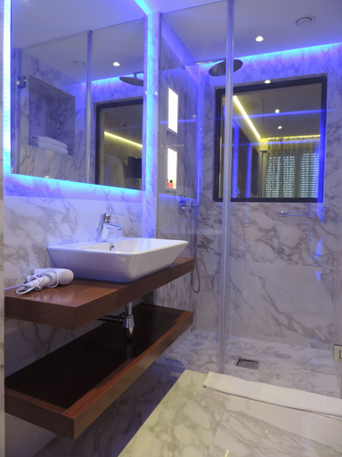Bathroom 5, Bougainville Bay Hotel, Sarandës