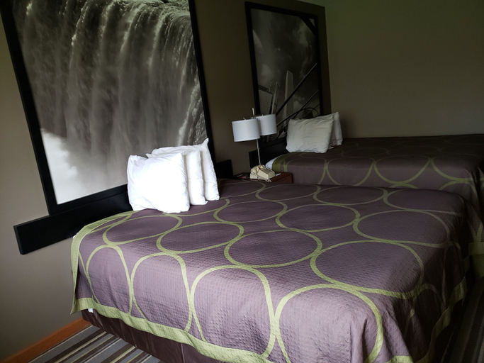 Bedroom 3, Watseka 24 Inn & Suites, Iroquois