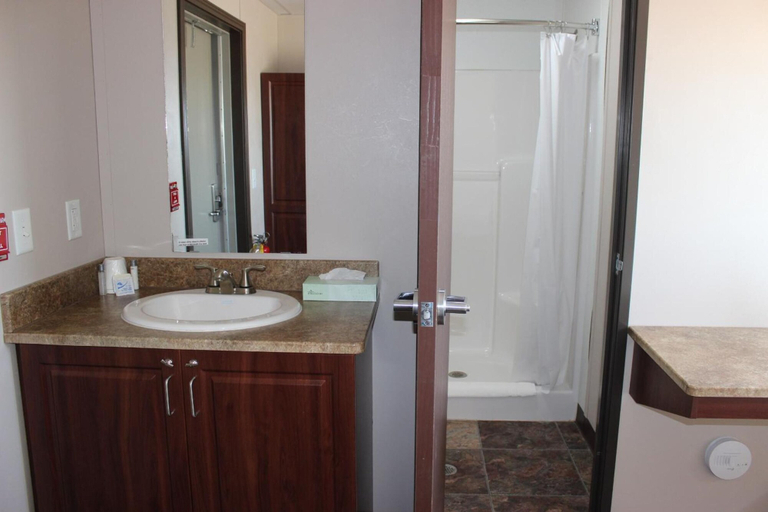 Bathroom 5, Karbani Inn, Eddy