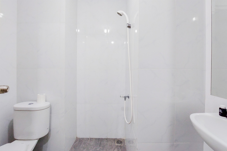 Bathroom 5, Cozy Design Studio Apartment at Urban Heights Residences By Travelio, Tangerang Selatan