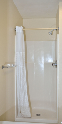 Bathroom 4, Days Inn by Wyndham Glasgow, Barren