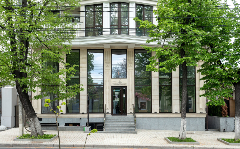 Exterior & Views
