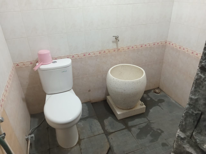 Bathroom 5, Asri Homestay Ponorogo, Ponorogo