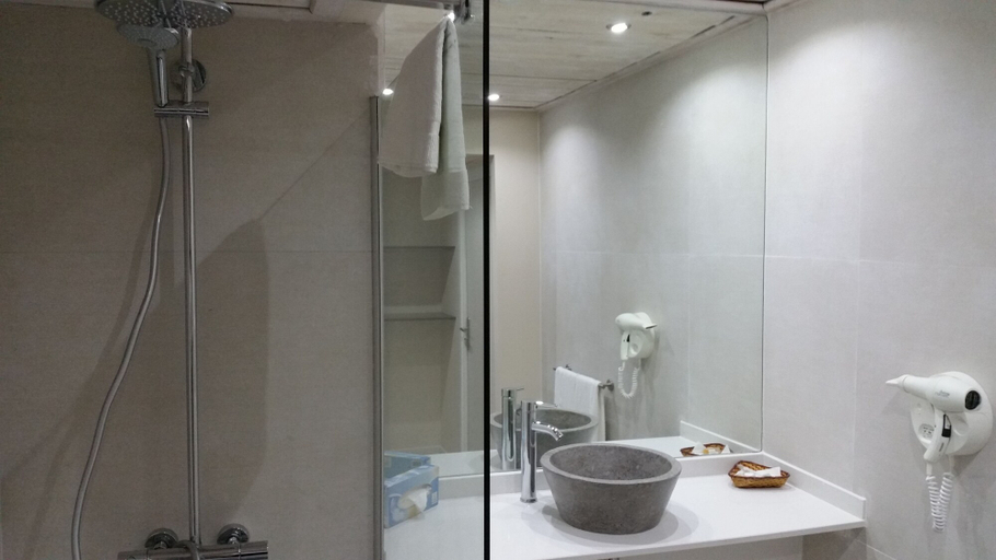 Bathroom 5, Hotel Fleur d'Epée, Le Gosier