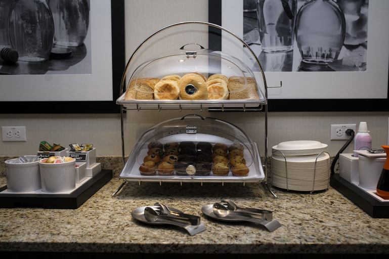 Food & Drinks 5, Hampton Inn & Suites by Hilton Truro, Colchester
