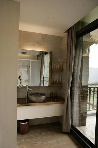Bathroom 4, Applause In The Mountain, Chiayi County