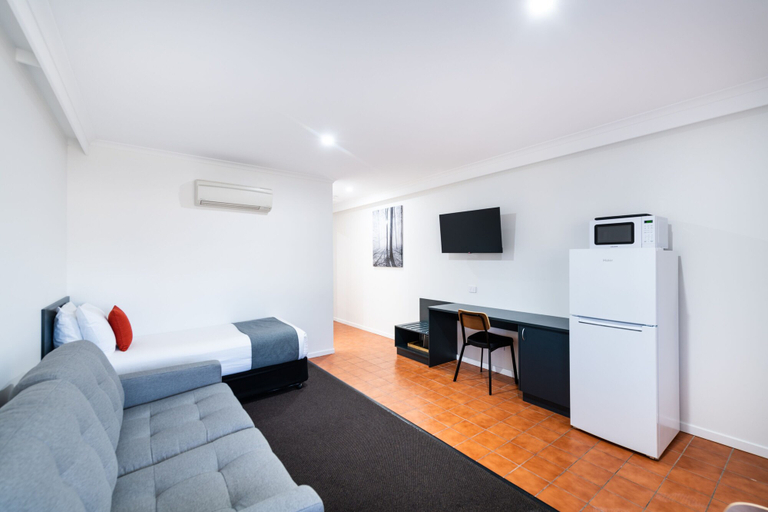 Others 5, River Motel, Queanbeyan