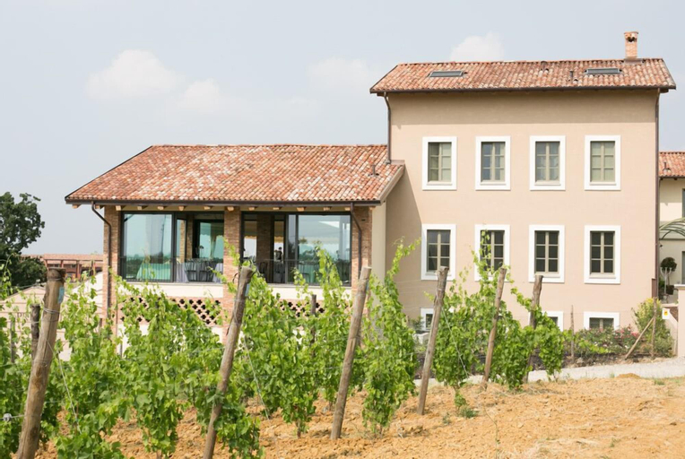 Exterior & Views 27