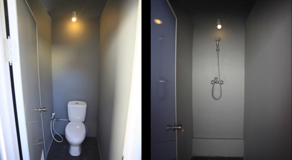 Bathroom 5, Captain Goose Hostel, Badung