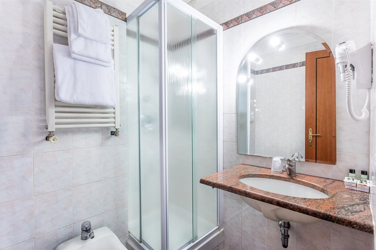 Bathroom 4, Raeli Hotel Lux, Rome