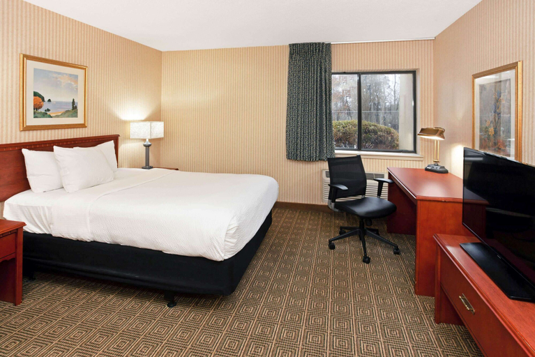Bedroom 4, La Quinta Inn & Suites by Wyndham Stevens Point, Portage