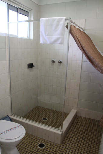 Bathroom 4, Central Coast Motel, Wyong - South and West