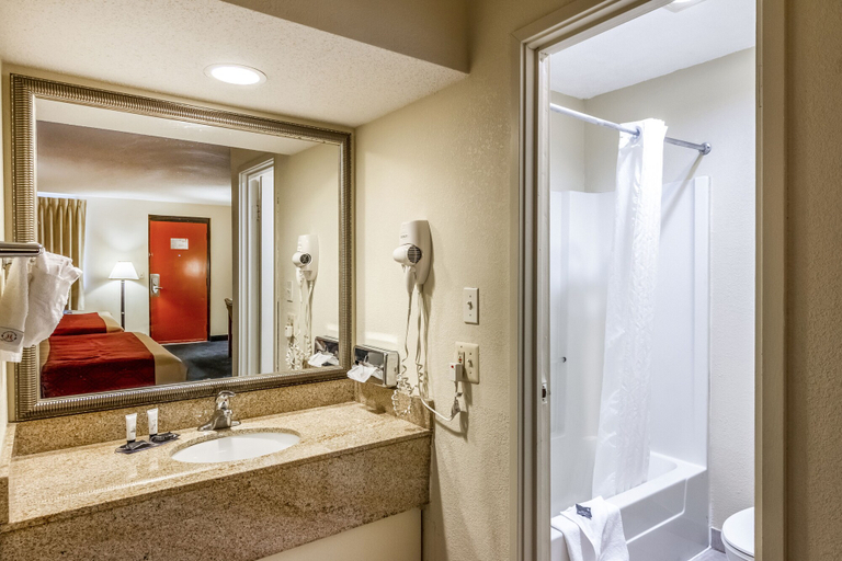 Bathroom 4, Red Carpet Inn Norwalk, Fairfield