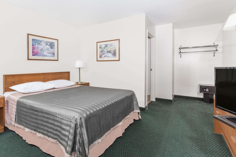 Bedroom 5, Travelodge by Wyndham Grants Pass, Josephine