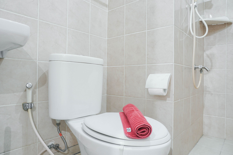 Bathroom 5, High Floor 1BR at Green Bay Pluit Apartment By Travelio, Jakarta Utara
