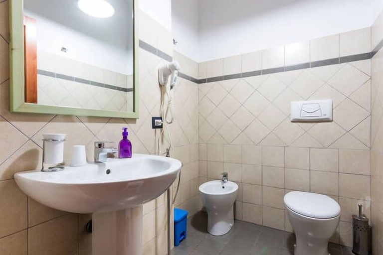 Bathroom 4, Bosa Guest House, Oristano
