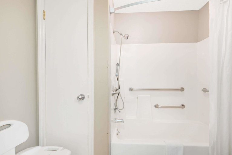 Bathroom 4, Super 8 by Wyndham Chattanooga Ooltewah, Hamilton