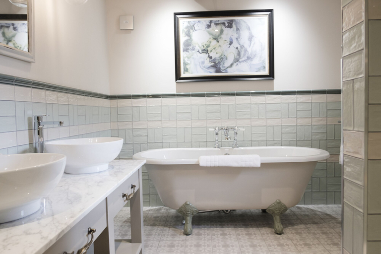Bathroom 3, Methuen Arms, Wiltshire