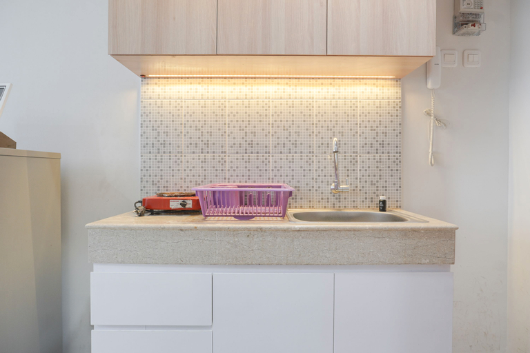 Dining Room, Cozy Studio Room at Evenciio Margonda Apartment By Travelio, Depok