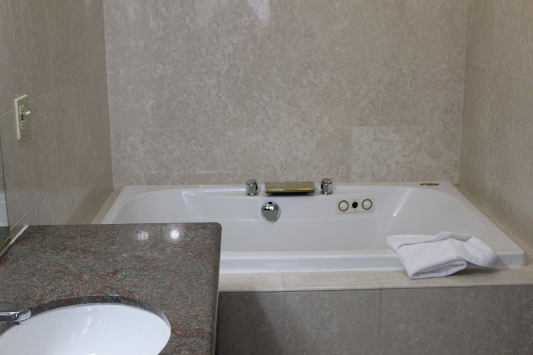 Bathroom 4, Days Inn & Suites by Wyndham Sunnyvale, Santa Clara