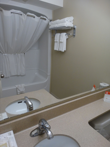 Bathroom 4, Amsterdam Inn & Suites, an Ascend Collection Hotel, York