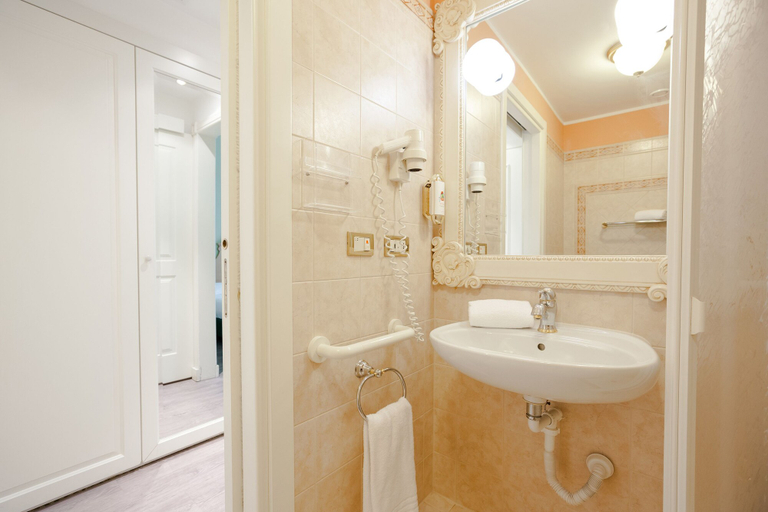 Bathroom 4, Gardaland Hotel, Verona