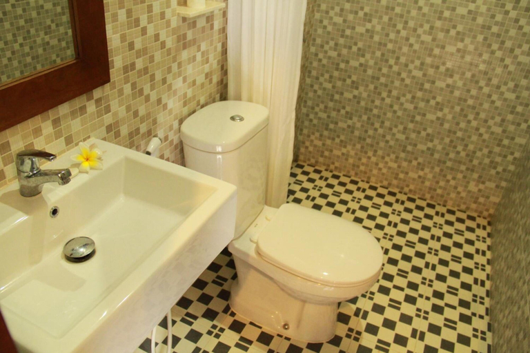 Bathroom 5, Putri Homestay, Denpasar