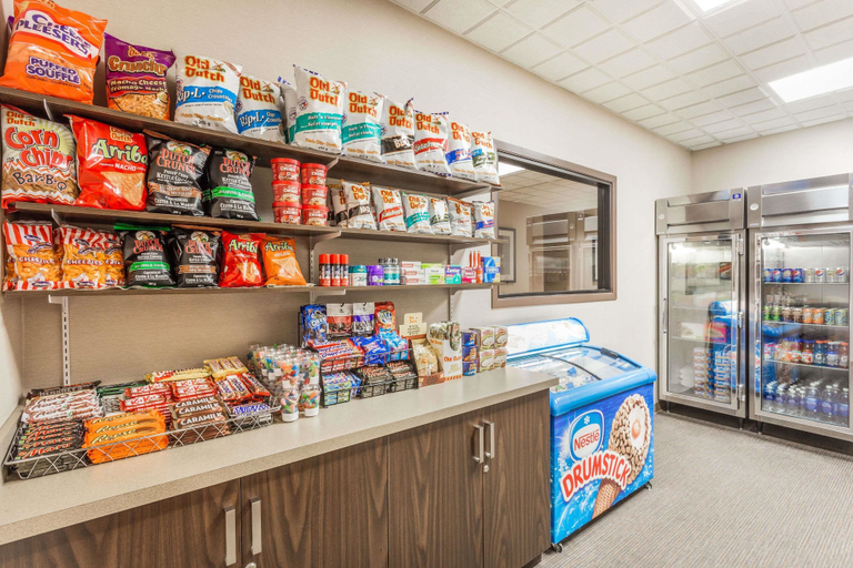 Food & Drinks 5, Wingate By Wyndham Regina, Division No. 6