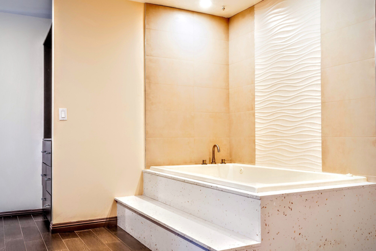 Bathroom 4, Redondo Pier Inn, Los Angeles