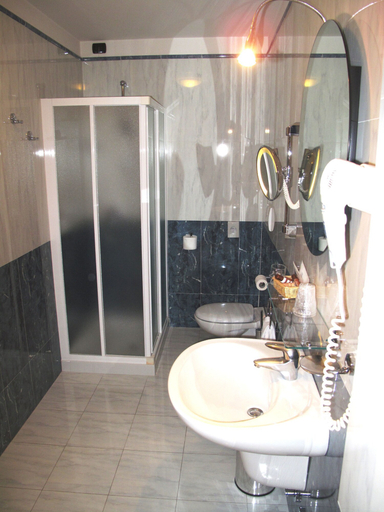 Bathroom 3, Olivo, Trento