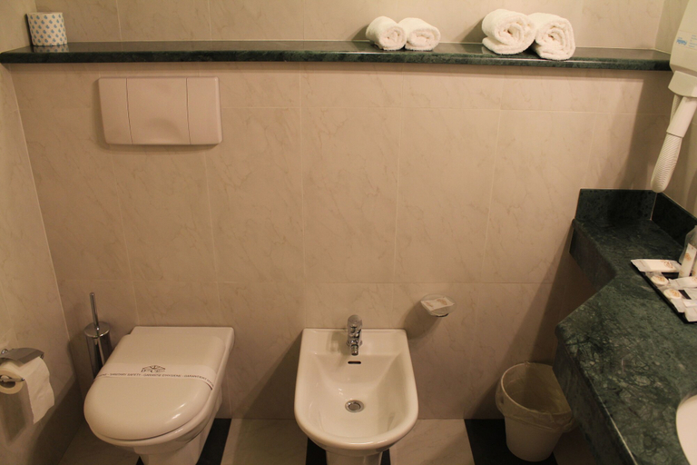Bathroom 4, Hotel Don Carlo, Pavia
