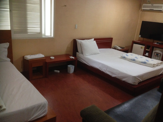 Bedroom 2, Goodstay Herotel, Buk