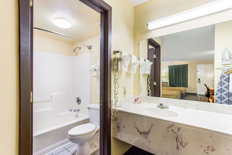 Bathroom 5, Econo Lodge Clinton - Jackson West, Hinds