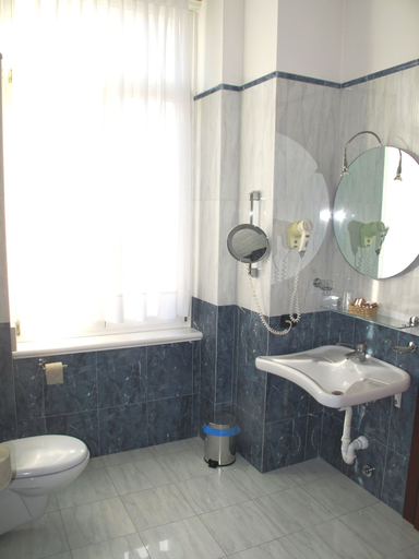 Bathroom 3, Olivo, Trento
