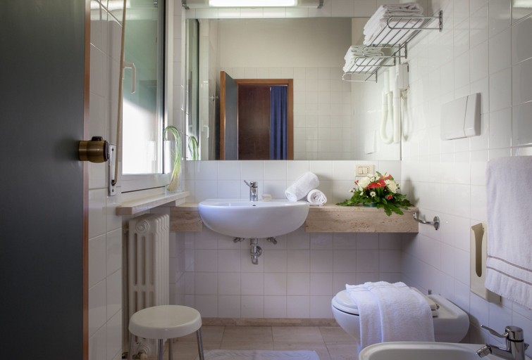 Bathroom 4, Mariani, Ancona