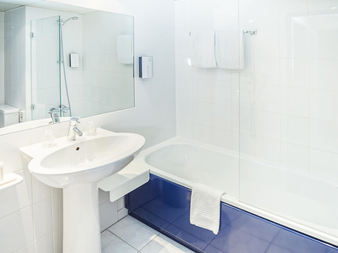 Bathroom 5, Golden Tulip Bielefeld City, Bielefeld