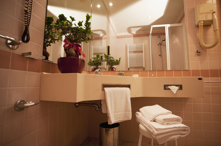 Bathroom 4, Augustus, Napoli