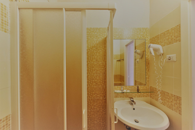 Bathroom 5, Hotel Palazzuolo, Florence