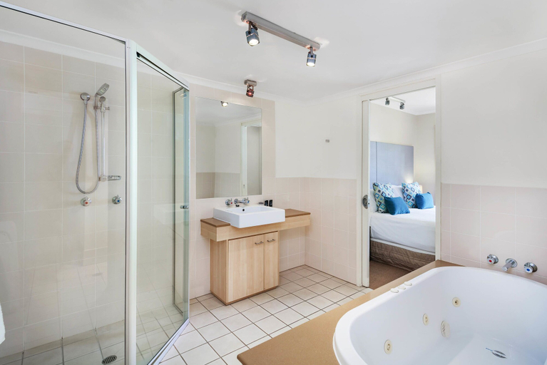 Bathroom 5, Mantra Amphora, Cairns