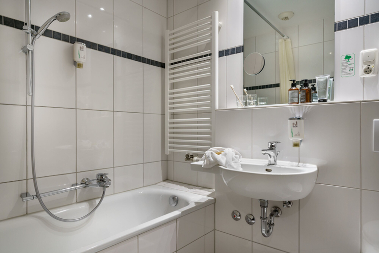 Bathroom 4, Hotel Graf Moltke, Hamburg